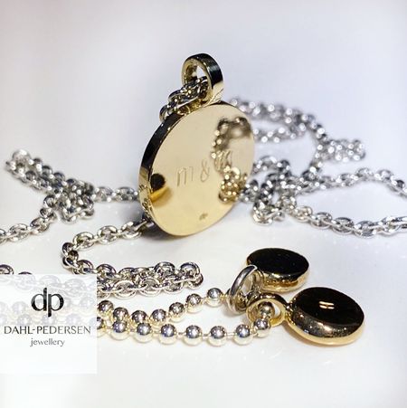 Mynt med initialer og nuggets av resirkulert gull