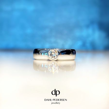 Ring i hvitt gull med diamant