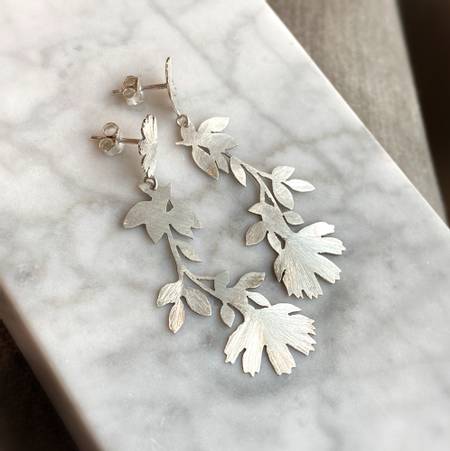 Flora lange sølv ørepynt