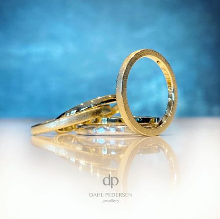 Smale gullringer av resirkulert gull